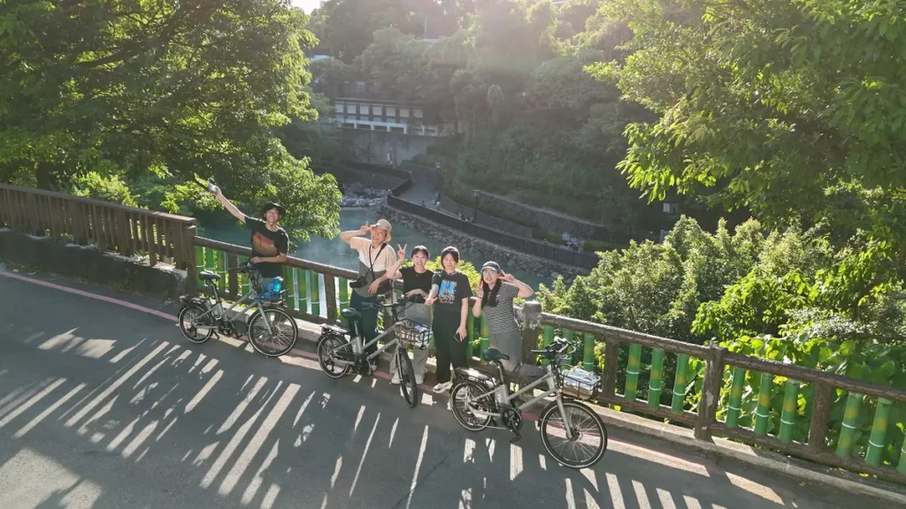「食光旅人」騎乘智能電輔自行車,輕鬆挑戰上地熱谷,俯瞰溫泉美景。圖/北投老爺提供