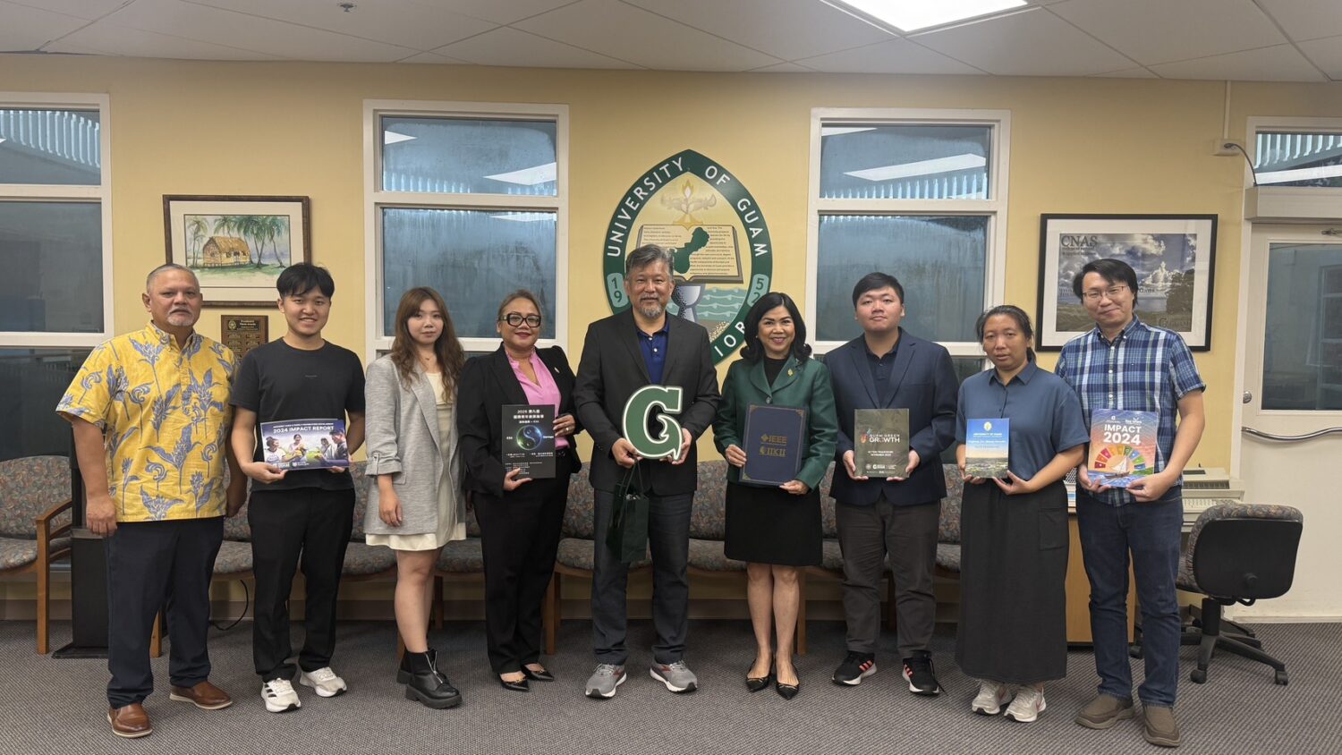 團隊拜會 關島大學校長Anita Borja Enriquez（右四）、資深副校長Sharleen Santos-Bamba（左四）、主任Carlos R. Taitano，共同討論ICCBE 2026合作計畫。(圖／亞洲物聯網聯盟)Delegation meets with University of Guam President Anita Borja Enriquez (fourth from right), Senior Vice President Sharleen Santos-Bamba (third from right), and Director Carlos R. Taitano to discuss ICCBE 2026 collaboration. 