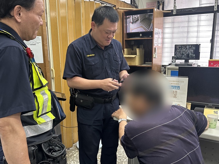 ▲有聽覺及語言障礙的爺爺騎車外出迷路，熱心民眾帶他到派出所請求警方協助。