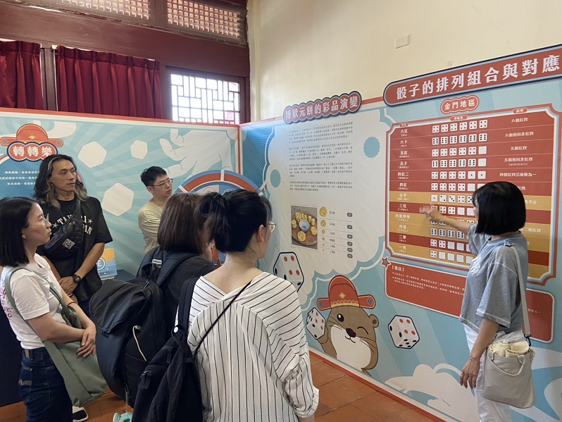 ▲台南來的遊客搶先在金門博餅文化學堂「博餅故事館」認識博餅文化。