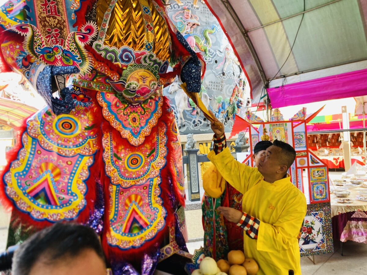 ▲主委林安樂指出,北港武德宮身為全台財神信仰重鎮,普施活動特別著重於財帛布施與實質援助。信眾捐出的普品如米、麵、罐頭等耐久食物,特別符合當前物價高漲下弱勢族群的實際需求。(記者蘇峯毅攝)