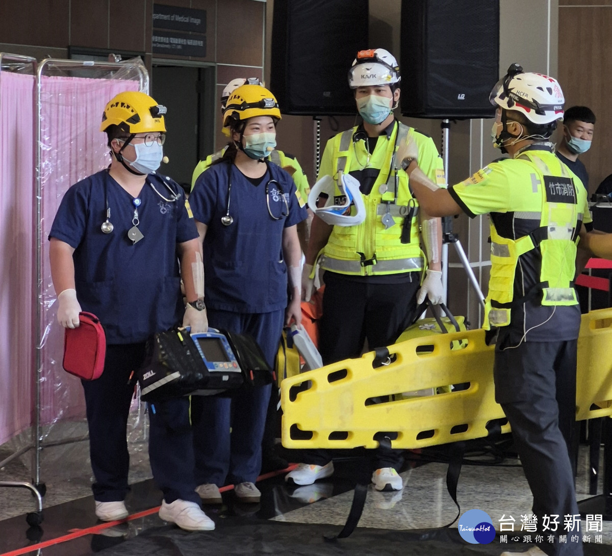 在模擬地震大規模傷患情境下，各競賽團隊聽從指揮官指令迅速出動。