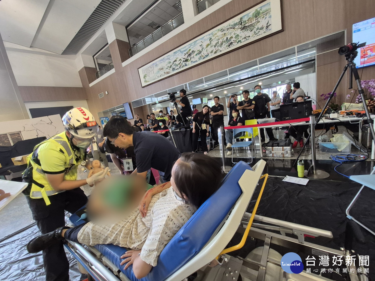 面對受困孕婦的緊急狀況,救護團隊在擬真災害環境中進行模擬接生與初步處置。