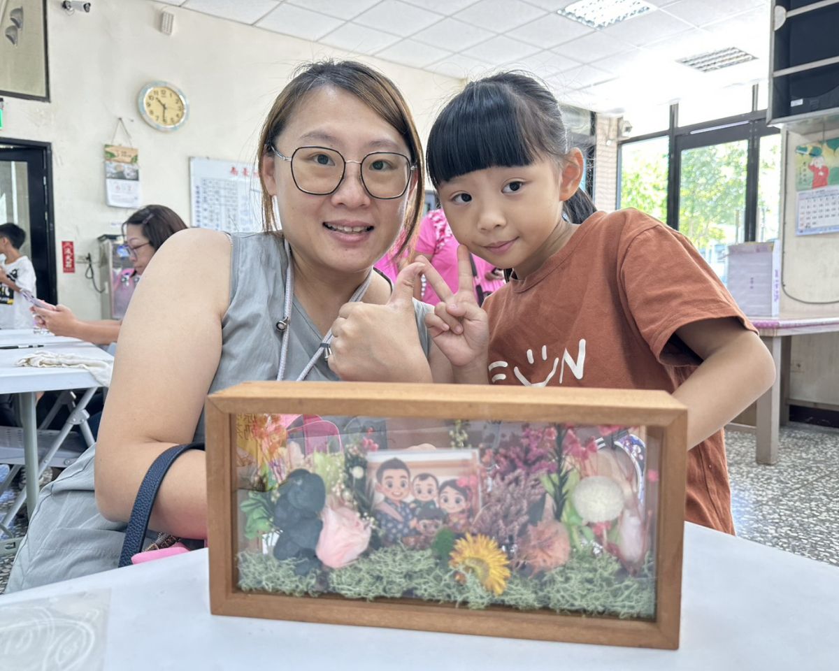 圖/主辦單位還貼心製作全家福Q版圖像,讓家庭成員將合影與手作作品一併留存,增添紀念價值。(真善美聯誼會提供)