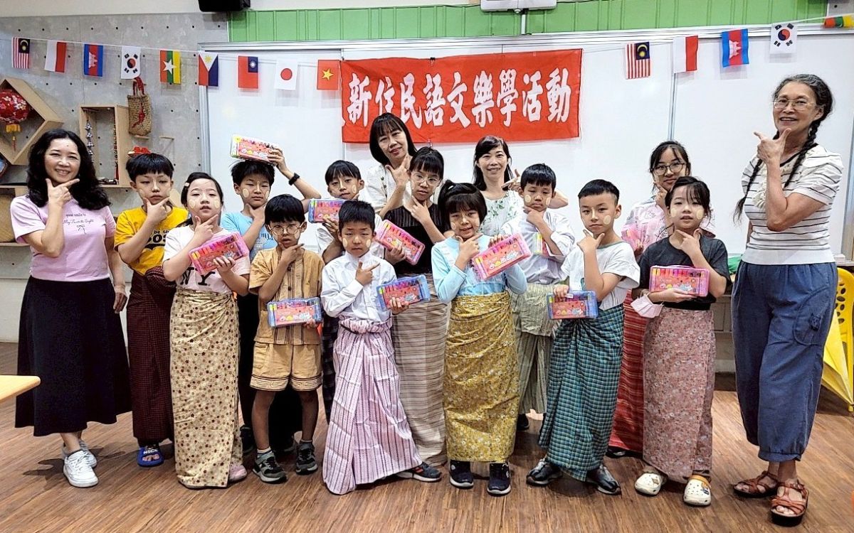 圖／秀朗國小同學參與新住民暑期樂學活動緬甸傳統服飾體驗及特納卡體驗。（新北市政府教育局提供）