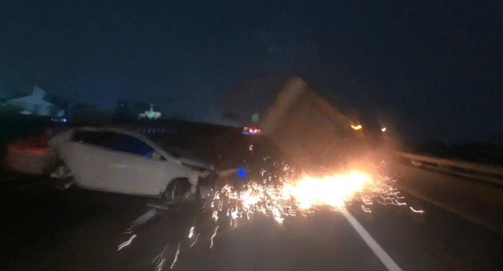撞擊畫面曝光!台66線3車連環車禍 大貨車撞翻冒出火光