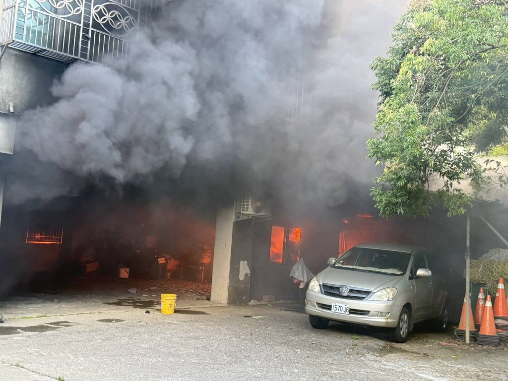 鄰居中元普渡燒金紙釀禍 十分老街鐵軌旁倉庫竄火舌