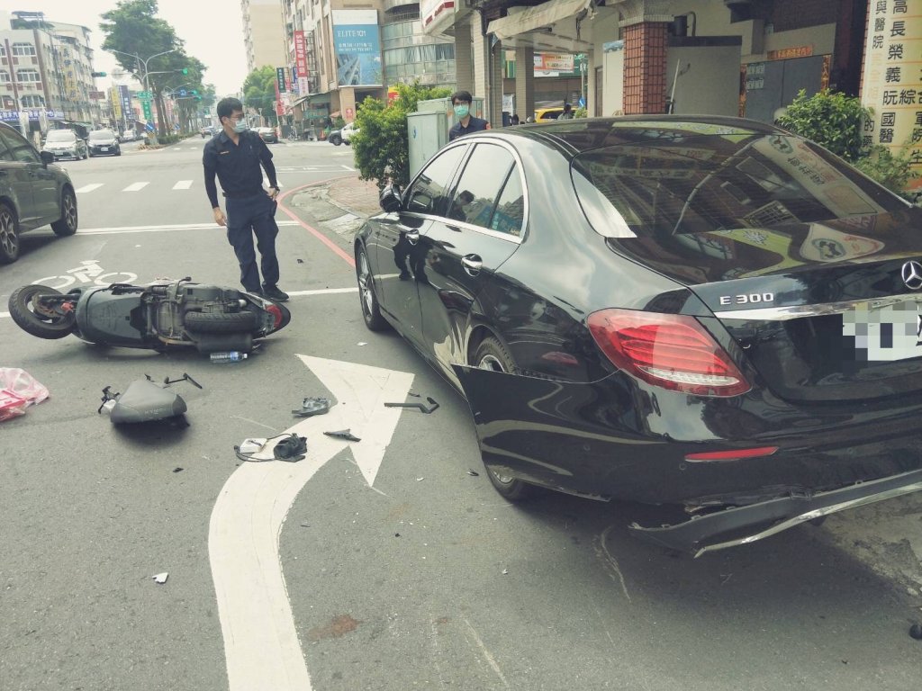 年輕騎士自摔滑撞違停賓士-倒楣車主還幫call119-…
