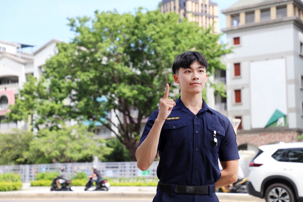遇黃燈怎麼辦?高雄天菜帥警揭正確做法 護安全荷包