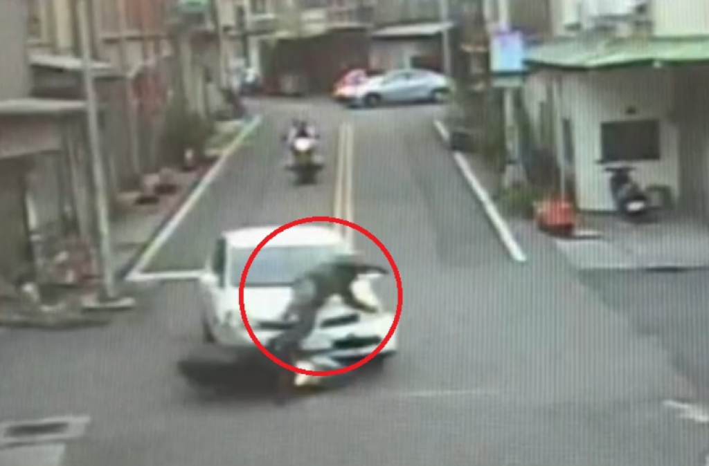 撞擊畫面曝光!苗栗苑裡機車自小客車相撞 機車騎士撞飛受傷