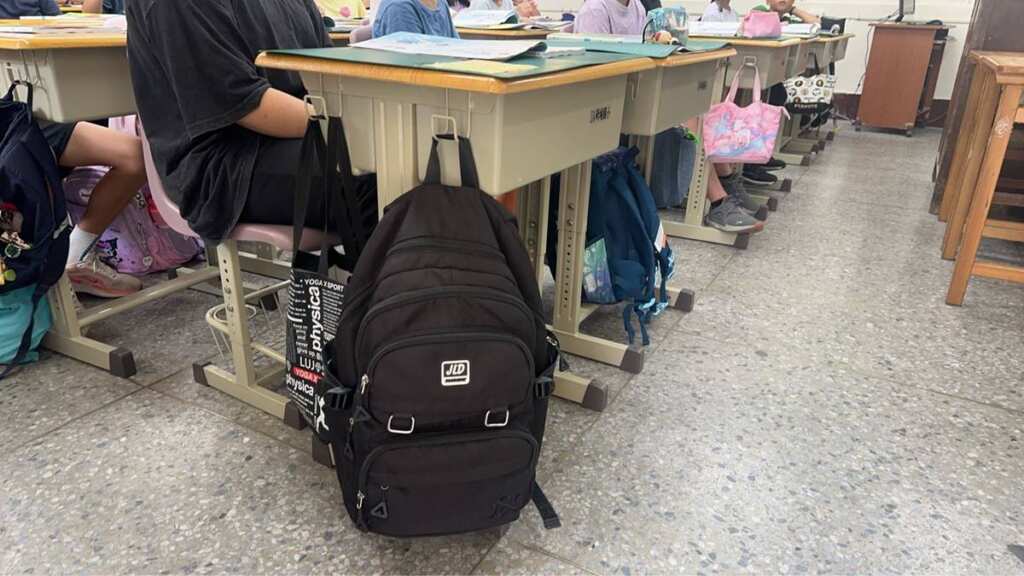 ▲桌子四周設有掛鉤,可用來懸掛餐袋或抹布,十分便利。