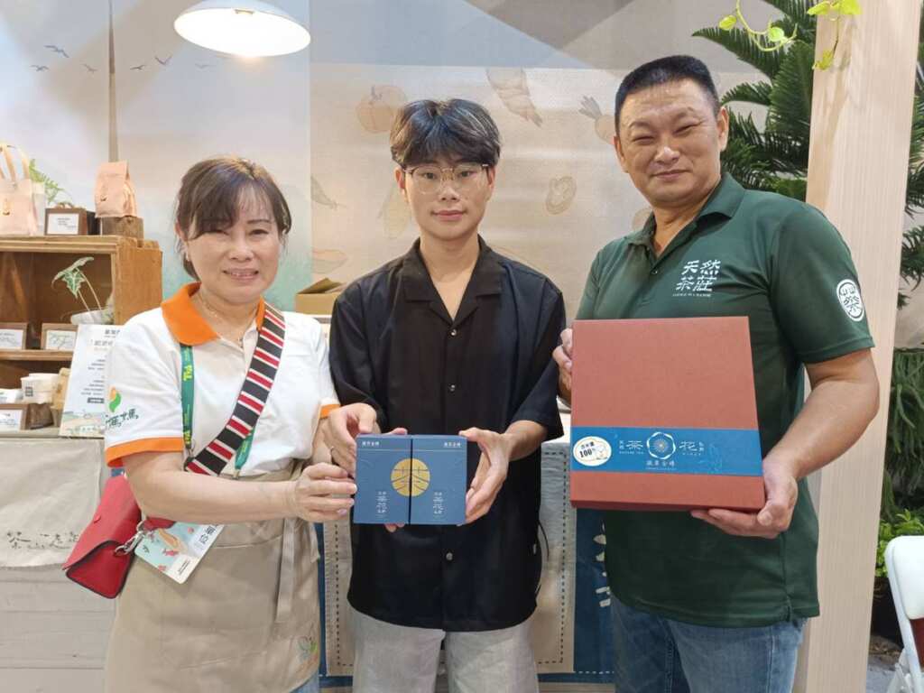 ▲新北市天然茶莊青農蔡承峰與父親蔡旭志合作研發新產品「凝翠金磚」,推出兩包裝禮盒(中間)及10包裝禮盒(右邊)。