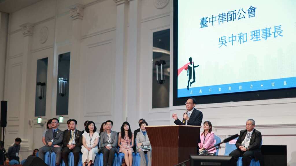 ▲台中律師公會吳中和理事長為律師節獻上祝福。