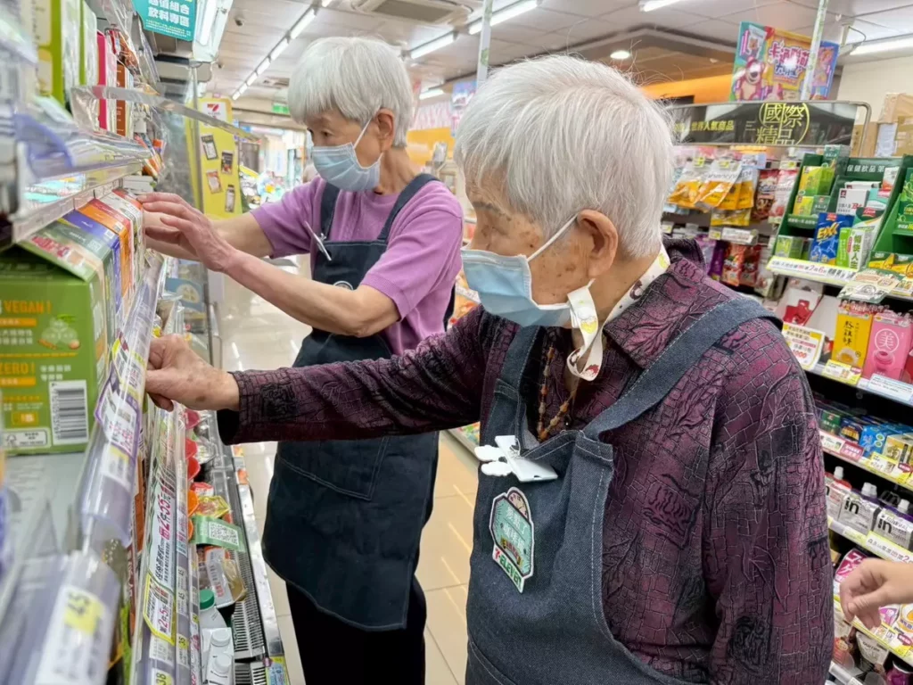 全台16縣市、21間門市與1間「幾點了咖啡館PLUS」獨立店,目前有8成參與的失智長輩們提升快樂感與自信心,迄今8年影響累計上萬人次