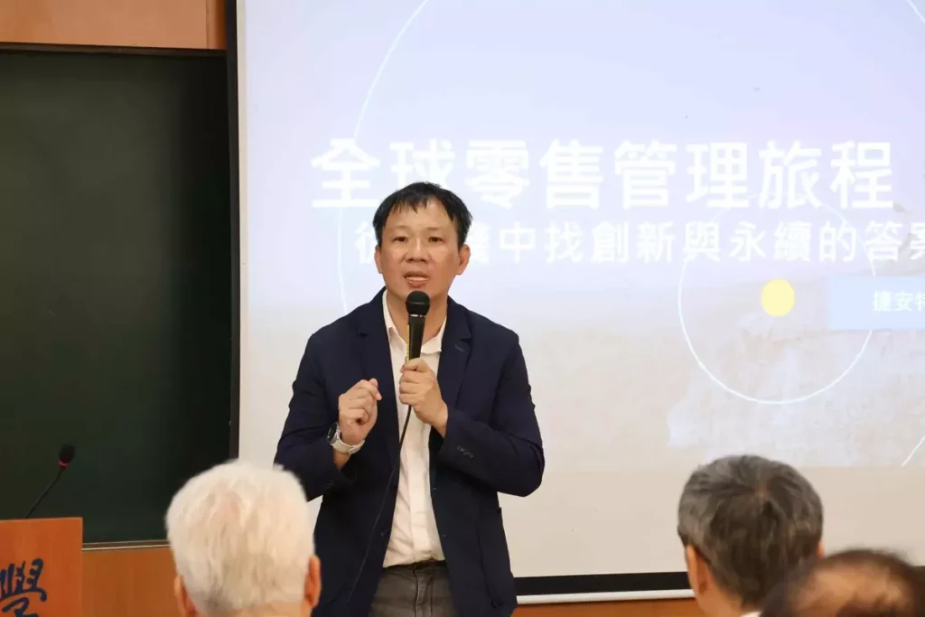 遠見雜誌副社長強調為自己增能的重要性,學習如同持續訂閱一樣不可以中斷。(圖/東海大學提供)