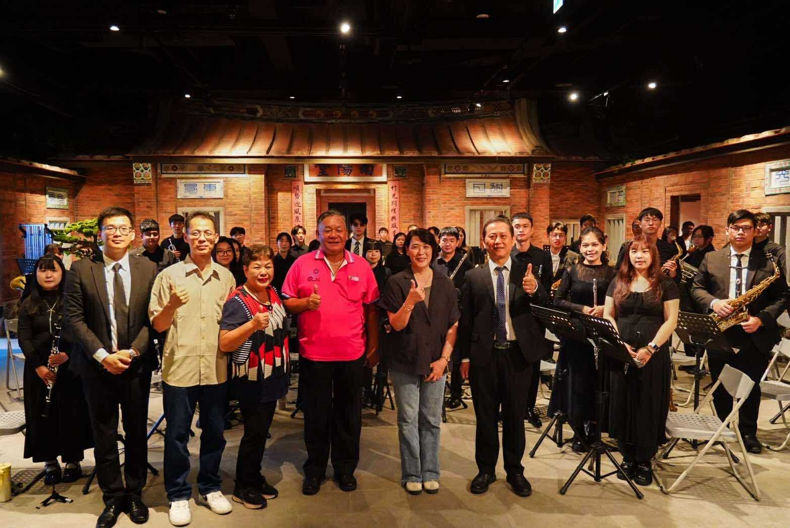 內思高工管樂團於竹北大遠百舉辦音樂會,校長甘露(右三)、校友會理事長朱許興(右二)及多位嘉賓與師生合影留念,展現教育與藝術的力量。(圖/林照東攝)