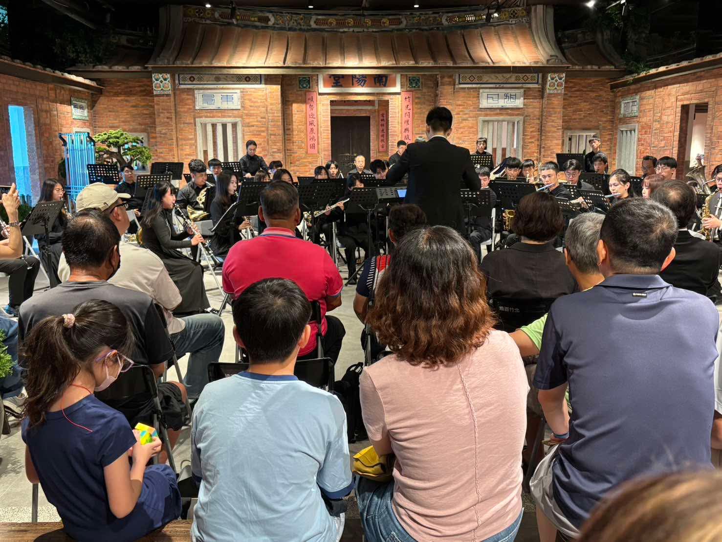 竹北大遠百音樂會現場座無虛席,吸引眾多民眾攜家帶眷前來欣賞,熱情掌聲迴盪全場,為學子們加油鼓勵。(圖/林照東攝)
