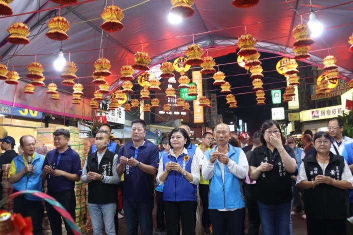 ▲縣長張麗善等走遍8大普渡區，與民眾透過祈福祭典，慎終追遠。(記者劉春生攝)