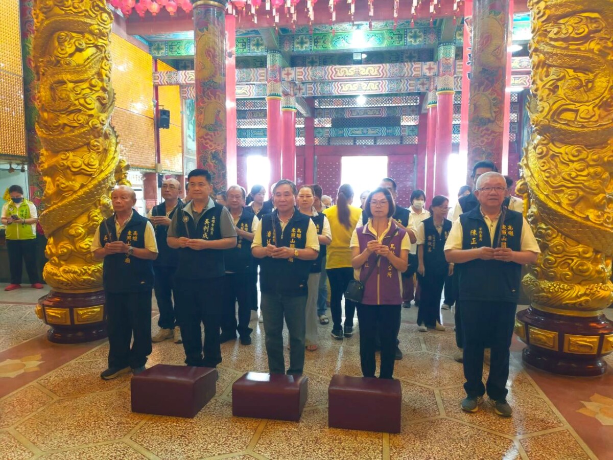▲東照山關帝廟7日舉辦中元普渡法會由主委潘献有(前排左三)帶領委員們虔誠參與,並邀請吳利成議員(前排左二)特別蒞臨,共同祈願風調雨順、庇佑眾生。