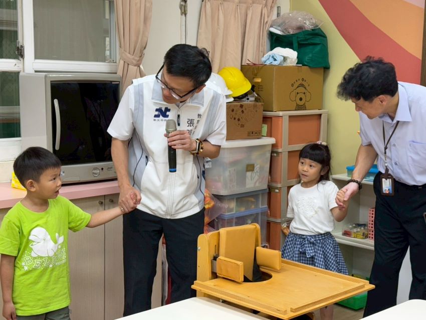 打造共融友善校園 新北有愛無礙非口號 3 《圖說》張明文局長與校長及小幫手一起在教室尋找教育輔具-特製課桌椅。〈教育局提供〉