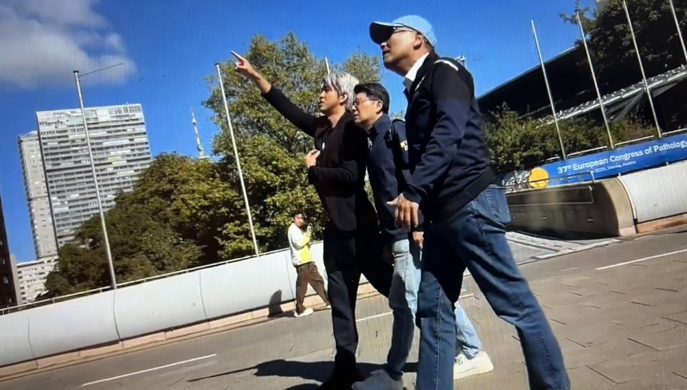 參訪維也納新市鎮 侯:借鏡國際經驗建設永續城鄉 2 《圖說》侯友宜市長與地政局長汪禮國參觀市區。〈新聞局提供〉