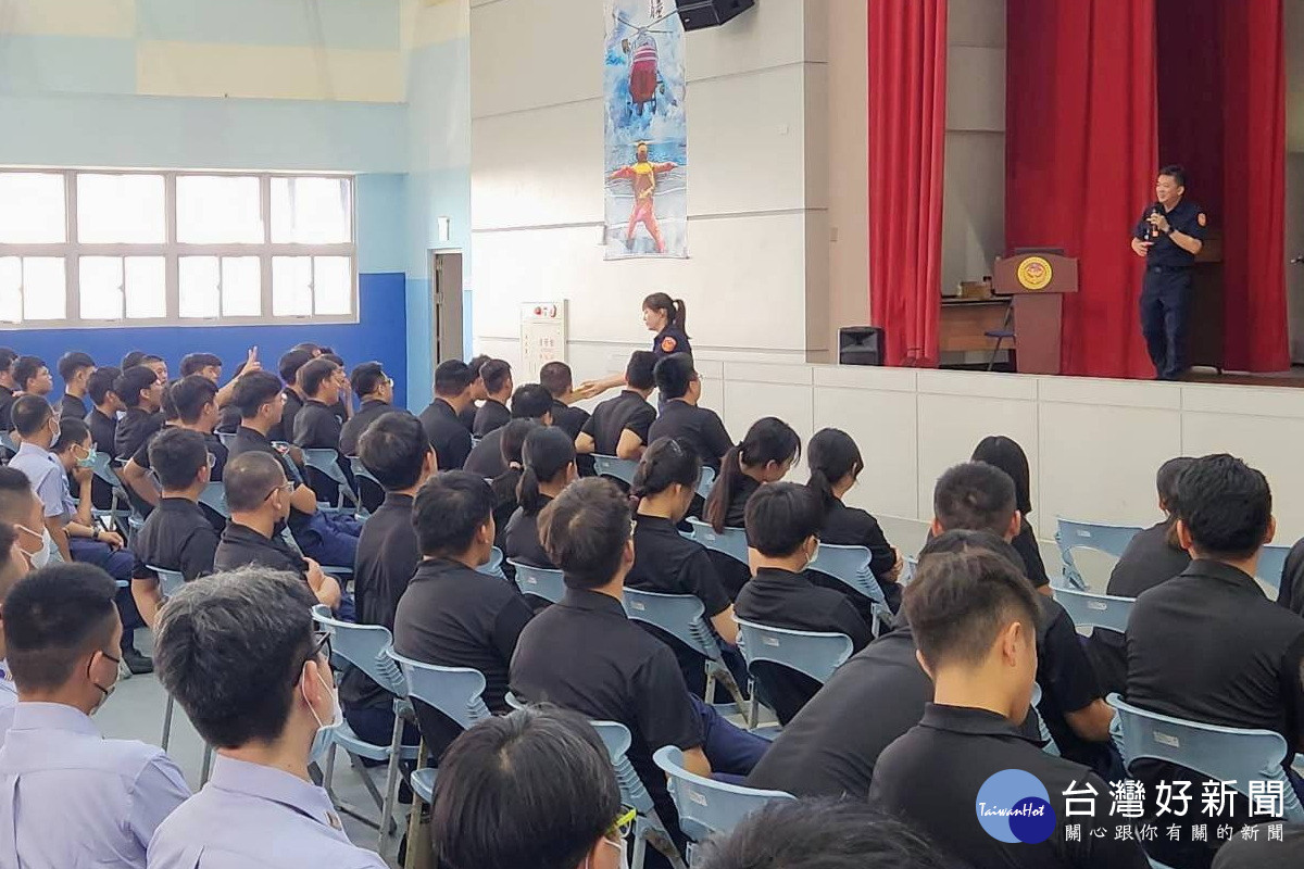 響應交通安全月,蘆竹分局攜手海巡署舉辦「交通安全、防禦駕駛」宣導活動。