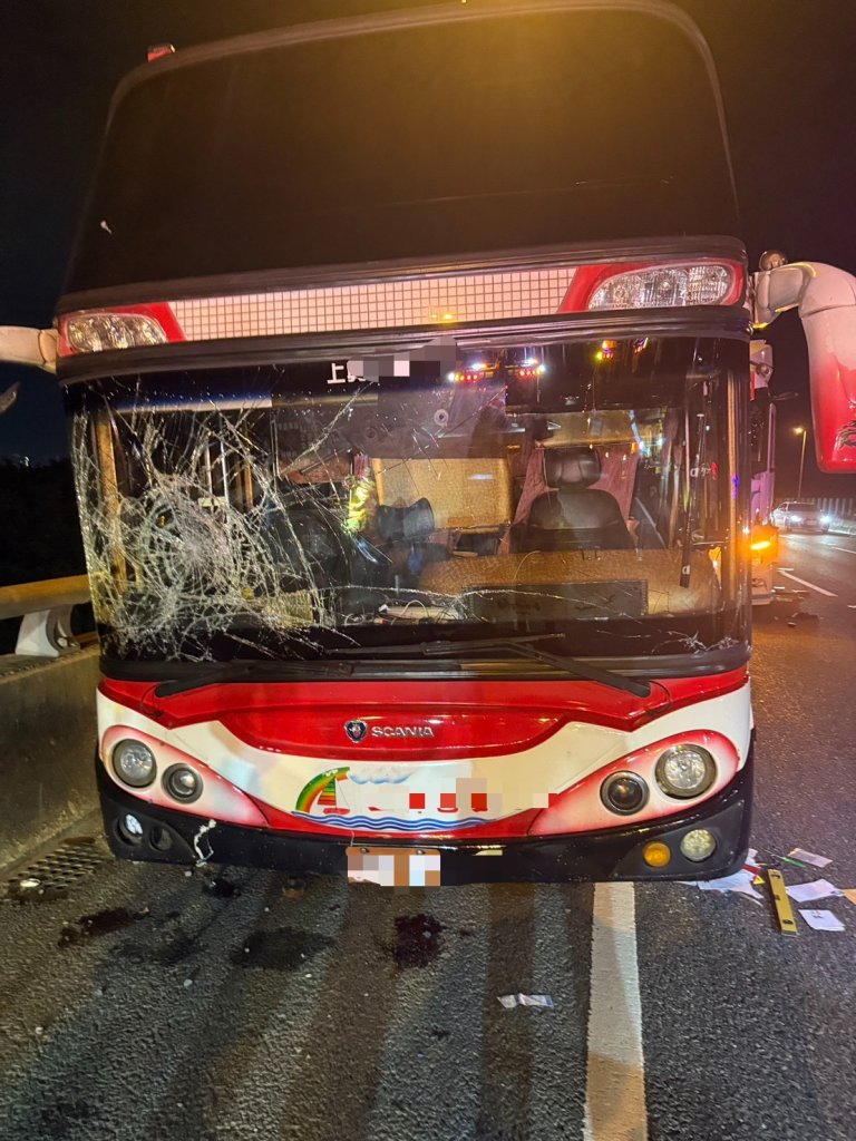 國道10號仁武匝道驚傳車禍 大貨車追撞遊覽車釀2傷