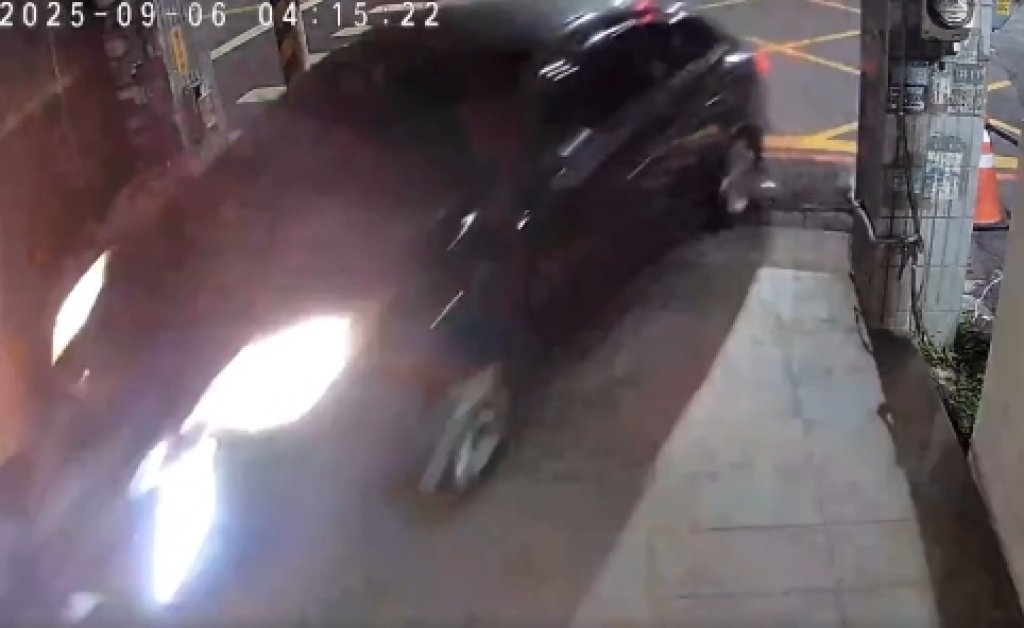 彰化四維路轎車直衝騎樓撞機車 竟扶正、收拾碎片後逃逸