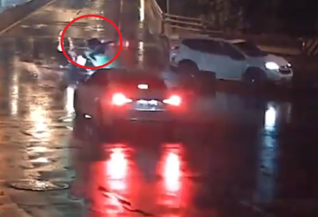 撞擊畫面曝光!苗栗機車遭自小客車擊落 男騎士撞飛受重傷