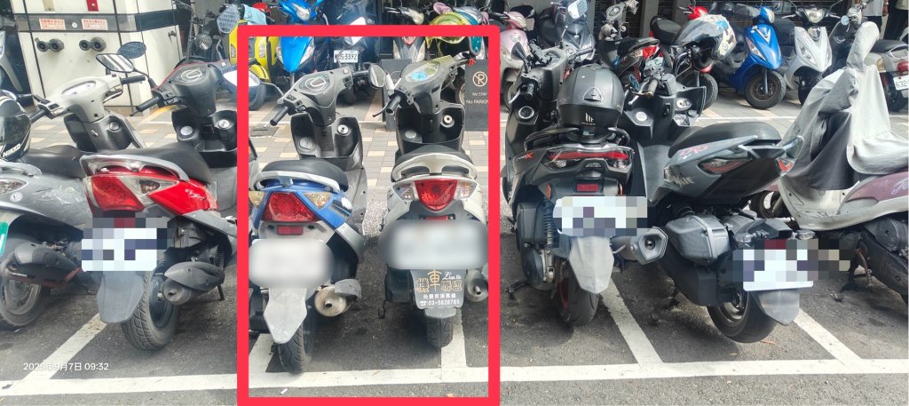 高雄騎士挪他人機車擠停格遭開單-自認「警告後才停」仍被舉發