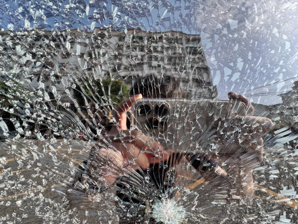 桃園車窗莫名碎裂-警速查明原是工地除草機彈石所致