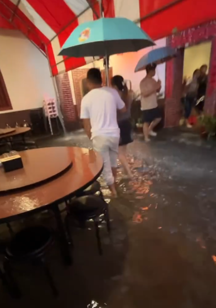 暴雨襲台中!必比登餐廳水災、食客赤腳-老饕:名副其實流水席