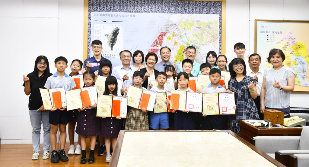 「縣長小客人」14位閱讀達標-王惠美頒獎狀、禮券勉勵