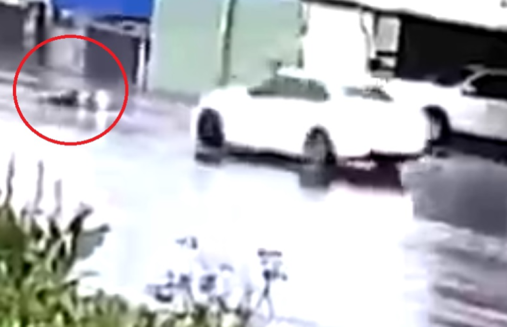 天雨路滑又酒駕!苗栗自小客車撞對向兩車 機車騎士受傷送醫