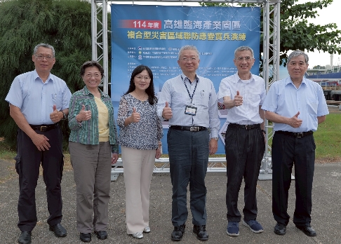 ▲由左至右為港務消防大隊洪偉欽隊長、園管局高屏分局歐燕棉副分局長、環境部化學署盧家惠副組長、台灣中油公司煉製事業部李榮源副執行長、園管局徐仲禮組長、工安協會湯大同理事長。。（記者 李堂安 翻攝）