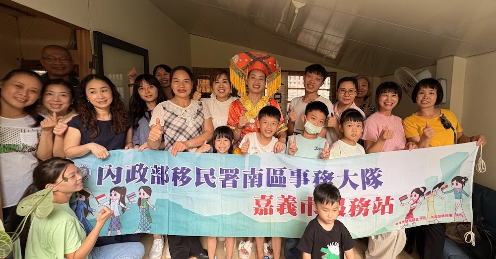 新住民蔣萌女士應邀在嘉義市服務站的家庭教育課程，分享桂林人的日常-「打油茶文化」，並以阿里山茶葉結合桂林家鄉的傳統飲食「打油茶」。（圖/嘉義市服務站提供）