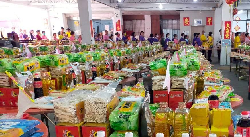 ▲一千二百份祭品轉化為公益物資,發放貧困戶與弱勢家庭。(記者 李堂安 翻攝)