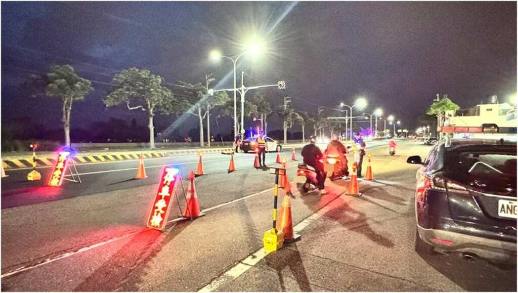 ▲大甲警結合環保局及監理站,聯合稽查揪酒駕與噪音車。(台中警方提供)