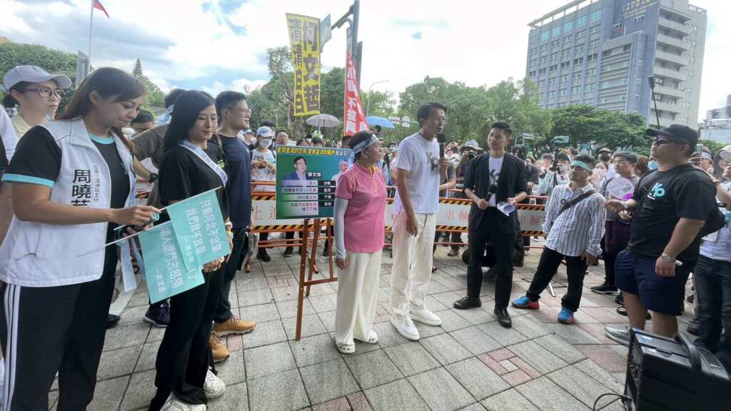 ▲民眾黨彰化縣議員吳韋達、張雪如，以及準不分區立委王安祥皆立即北上，準備迎接阿伯歸隊。（記者林明佑翻攝）
