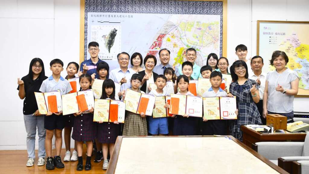 ▲彰化縣推閱讀線上認證,縣長王惠美今日上午特別邀請14位在閱讀線上認證表現優異的學生擔任「小客人」,親自於縣長室頒發獎狀、禮券及小禮物。(彰化縣政府提供)