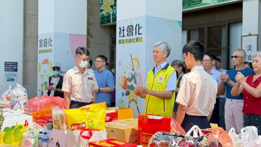 ▲中彰榮家家主任呂德義(前排左2)，率領各級主管、同仁、住民等於中正堂前進行普渡儀式。（中彰榮家提供）