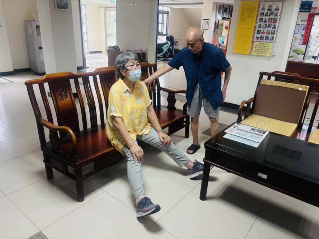 ▲彰化榮家百歲榮民愛心滿溢,傳授自我復健秘訣護健康。(彰化榮家提供)
