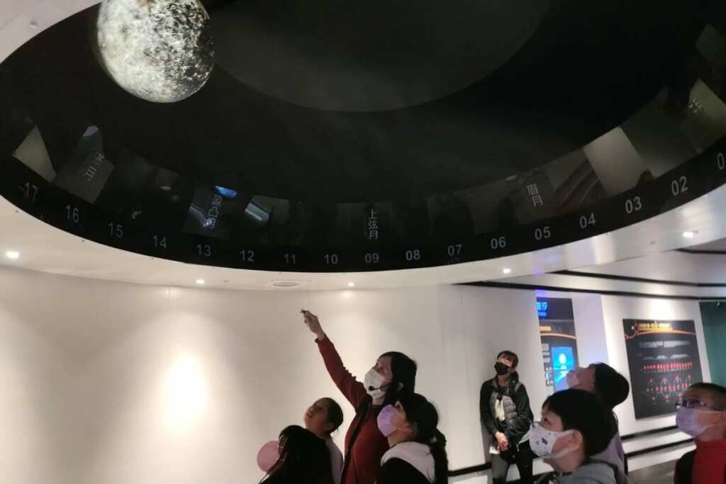 ▲展示場導覽將透過實體模型來認識月亮!