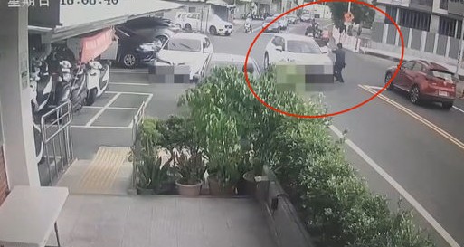 不滿男友另結新歡 莽女撂3友人派出所攔車堵人衝撞員警 214 不滿男友另結新歡 莽女撂3友人派出所攔車堵人衝撞員警 213