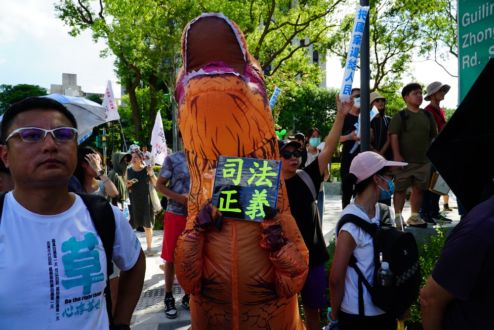 小草熱情簇擁 柯文哲20分鐘走完百米登車路 230 小草熱情簇擁 柯文哲20分鐘走完百米登車路 229