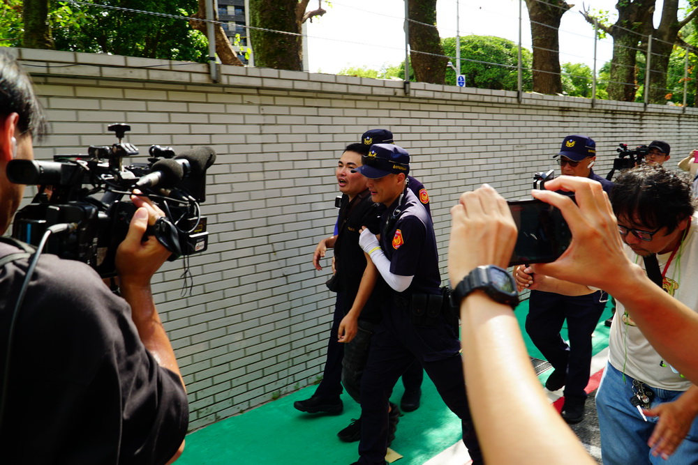 柯文哲交保遇撒冥紙砸場險釀衝突 警方迅勸離防爭端擴大 226 柯文哲交保遇撒冥紙砸場險釀衝突 警方迅勸離防爭端擴大 225