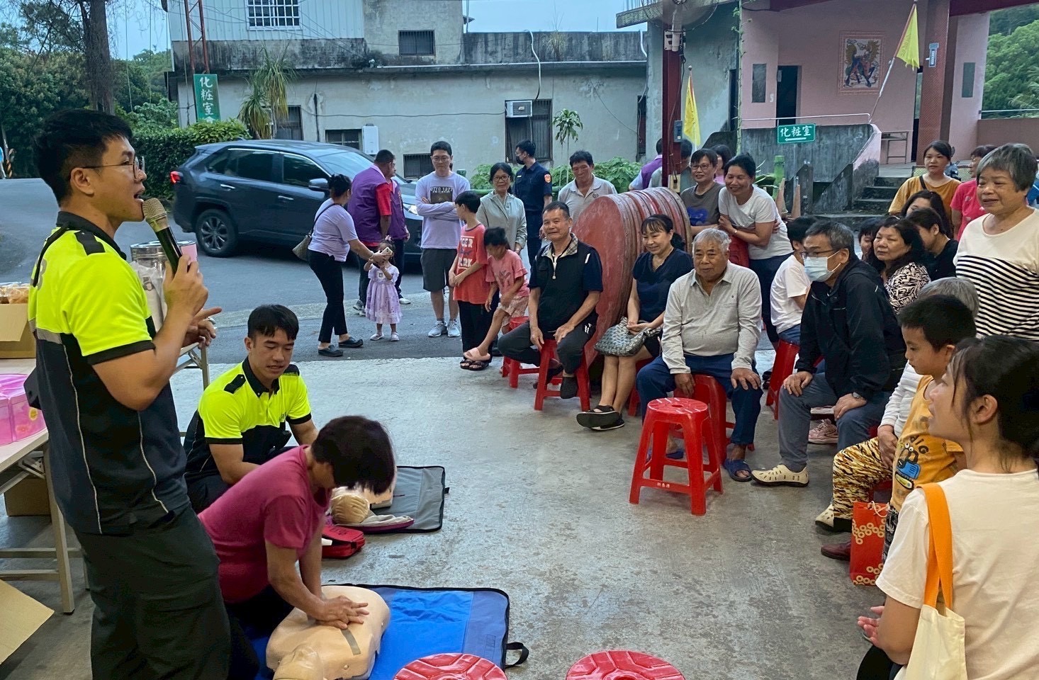消防人員現場指導民眾實際操作心肺復甦術(CPR),吸引社區居民熱情參與,提升自救與救人能力。(圖/記者張家燁翻攝)