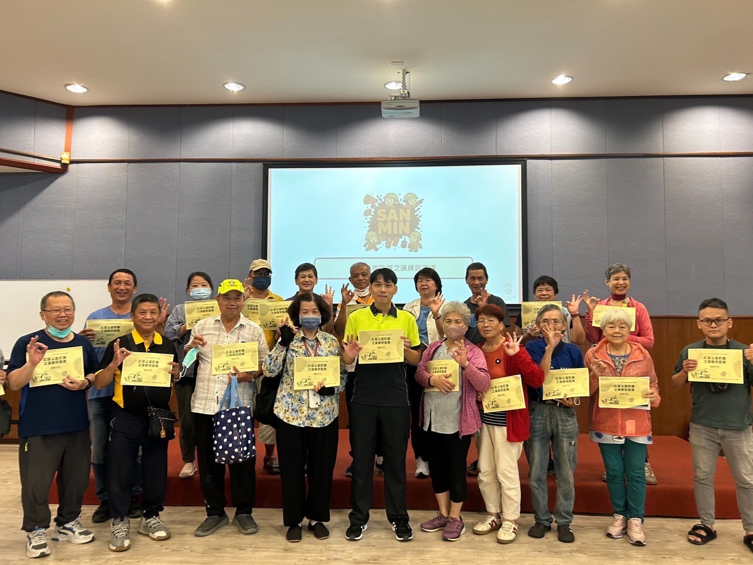 參與新竹市救護宣導活動的學員們完成課程訓練,手持證書合影留念,展現學習急救技能的成果。(圖/記者張家燁翻攝)