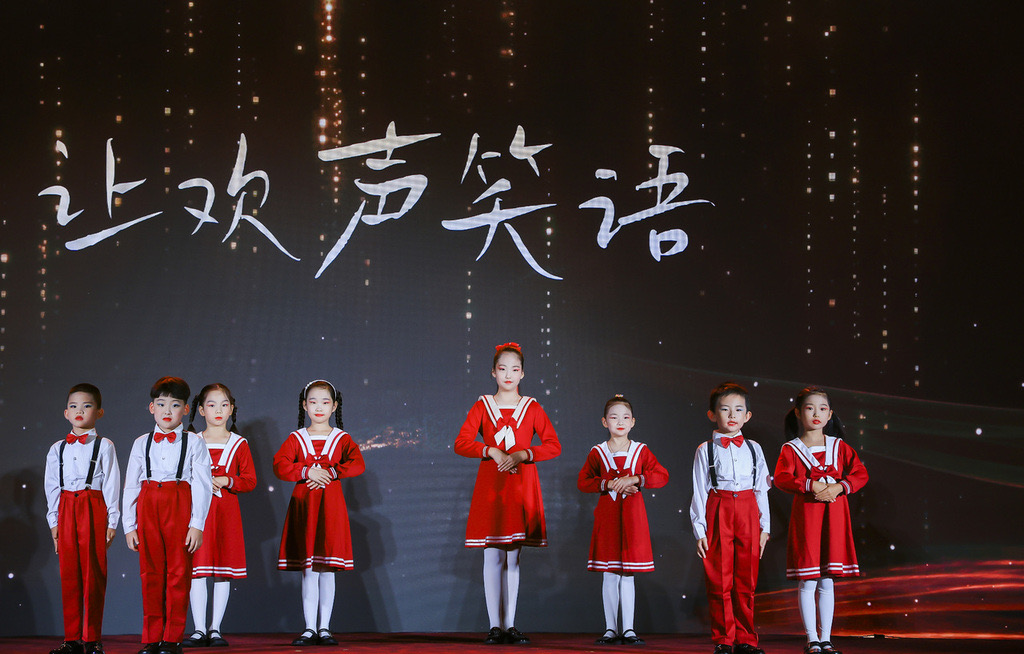 身著紅白演出服的孩子們登台獻藝,以純真笑語與歌聲傳遞愛與希望。 (圖/主辦單位提供)