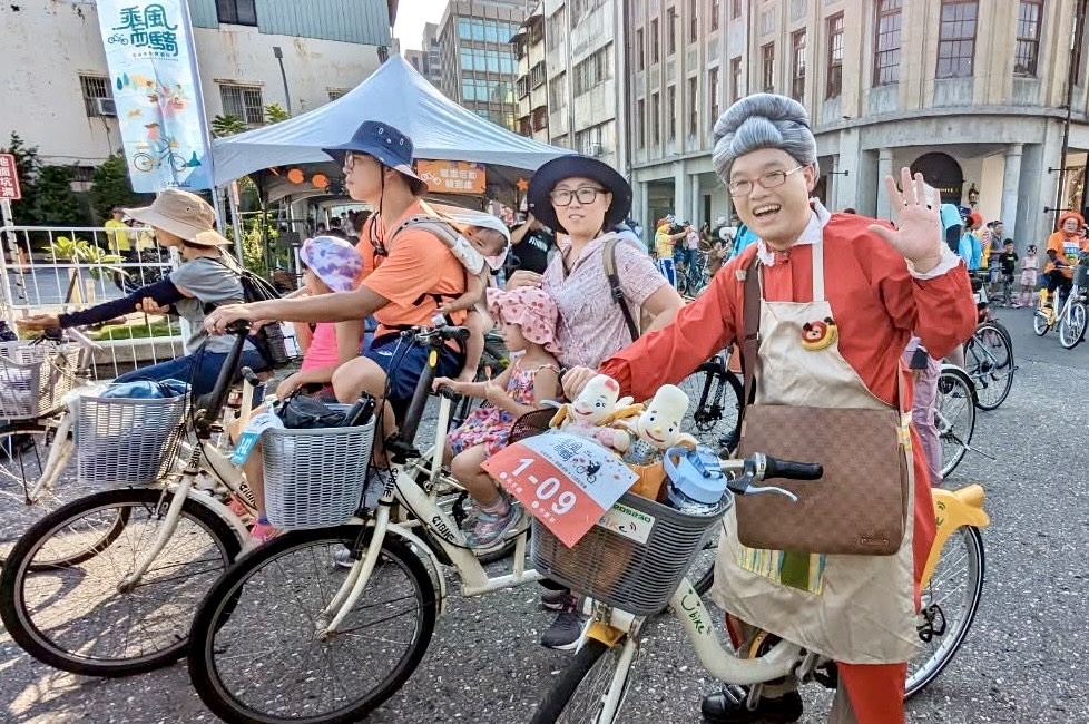 ▲穿載復古元素的服裝或配件，來場最蝦趴的復古單車遊。